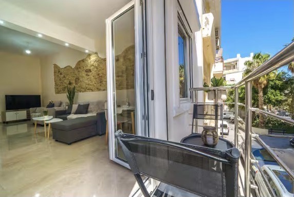 Μπαλκόνι με θέα στη γειτονιά