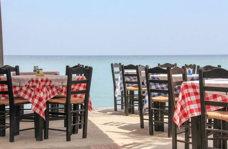 Παραθαλάσσια ταβέρνα στην Κρήτη